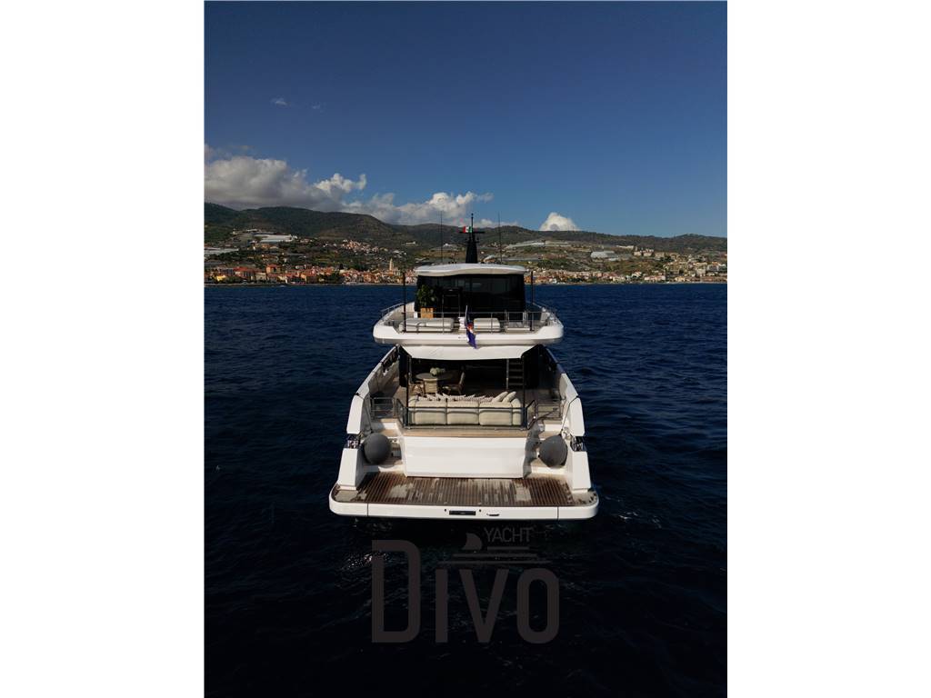 FERRETTI YACHTS INFYNITO 90