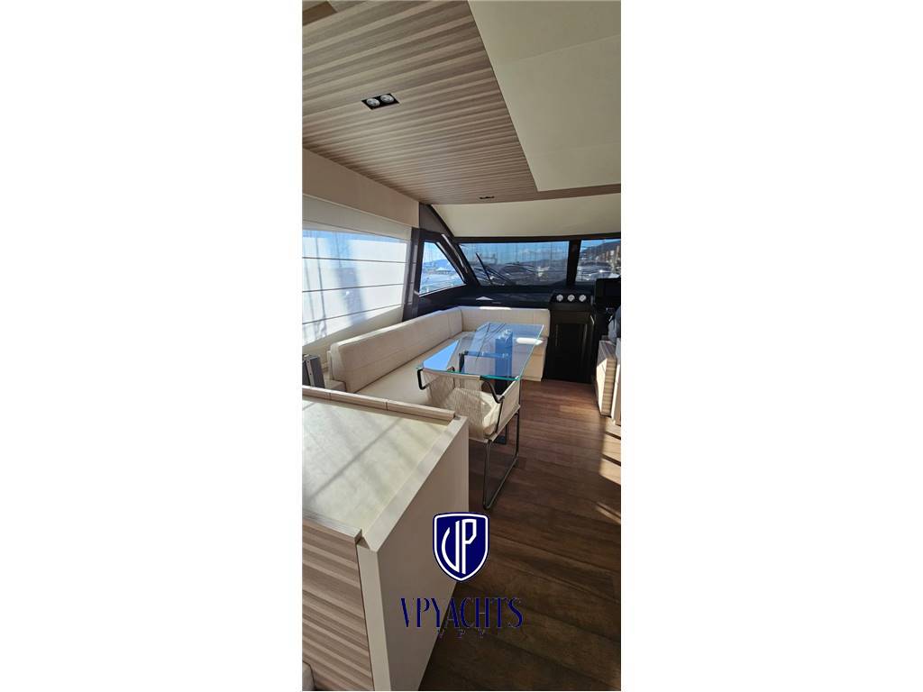 Ferretti Yachts F670