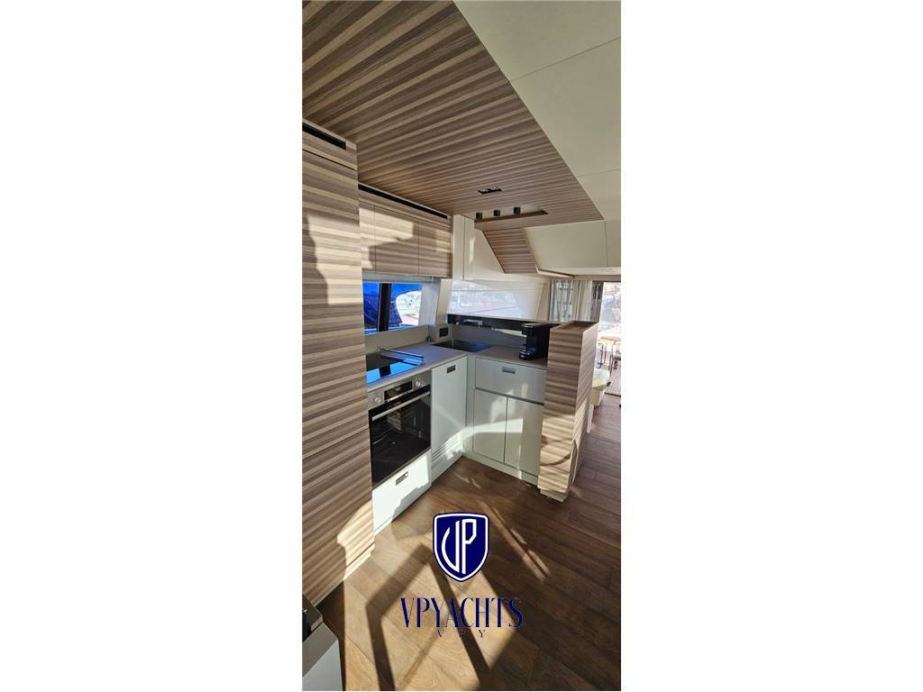 Ferretti Yachts F670