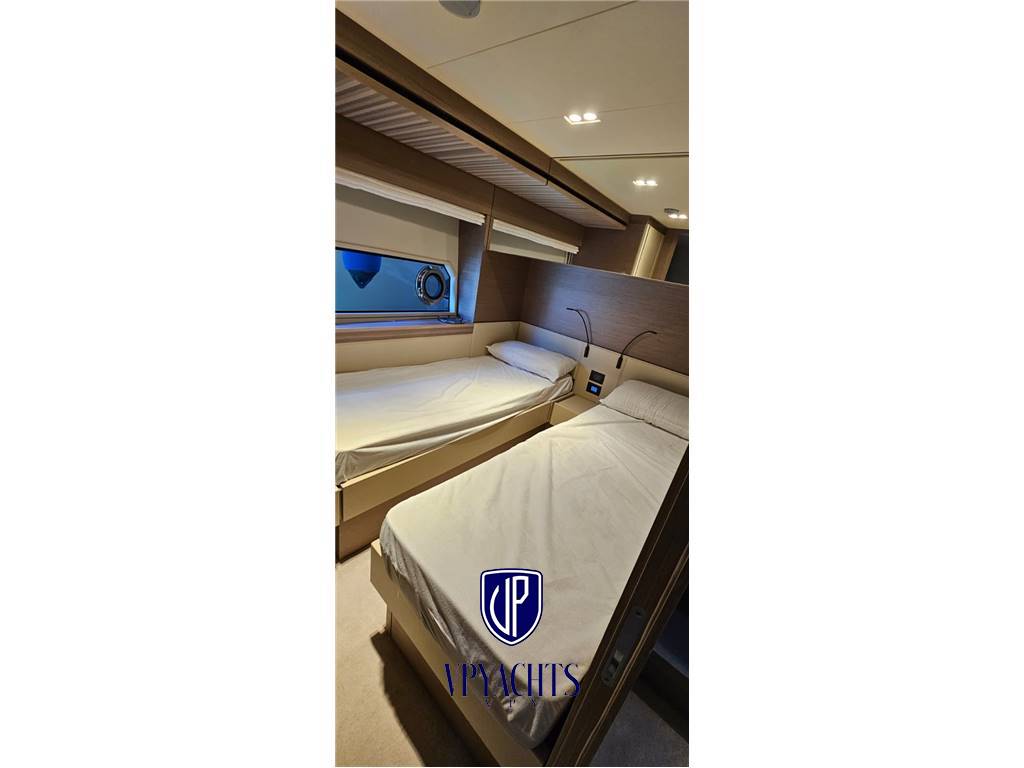 Ferretti Yachts F670