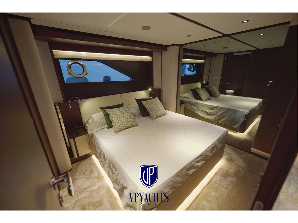 Ferretti Yachts F860