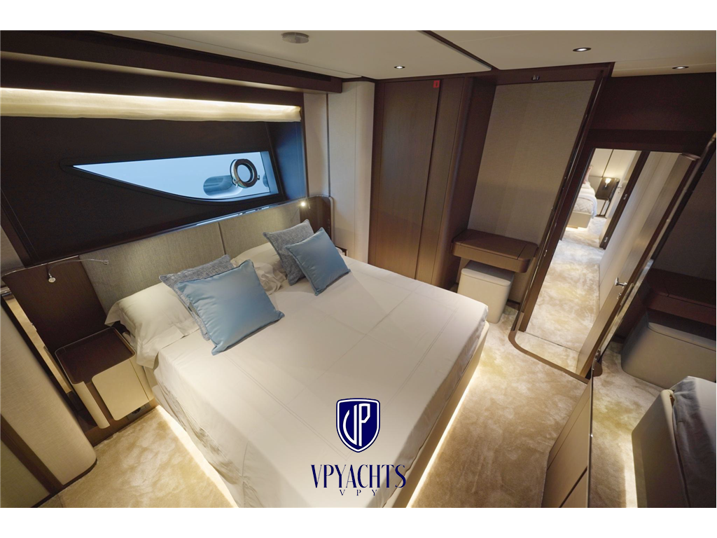 Ferretti Yachts F860