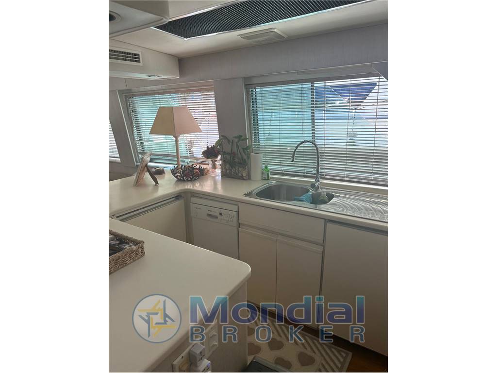 Hatteras Yacht 65 Convertible