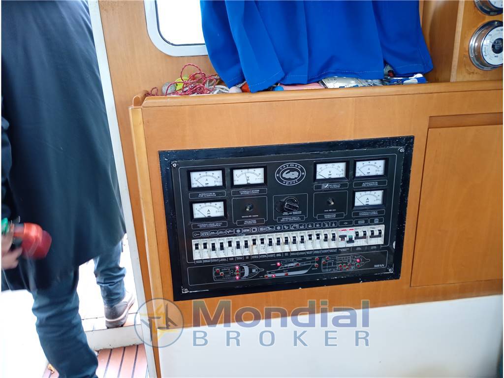 CANTIERI NAVALI DEL TIRRENO CAYMAN 30 FLY