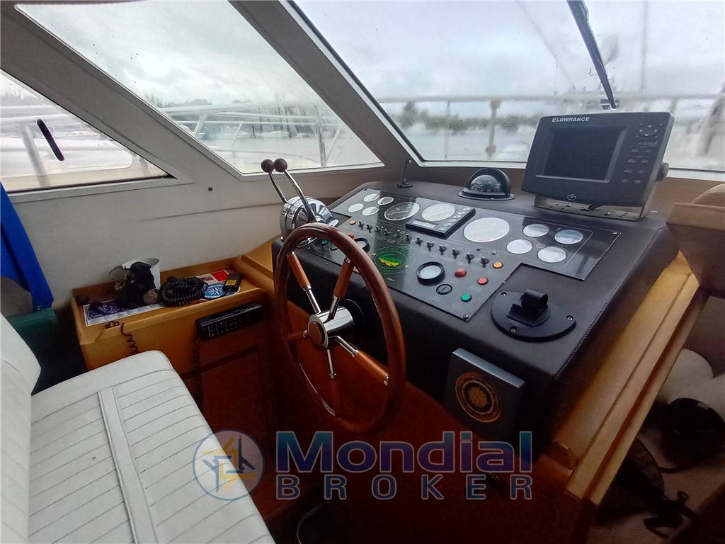 CANTIERI NAVALI DEL TIRRENO CAYMAN 30 FLY