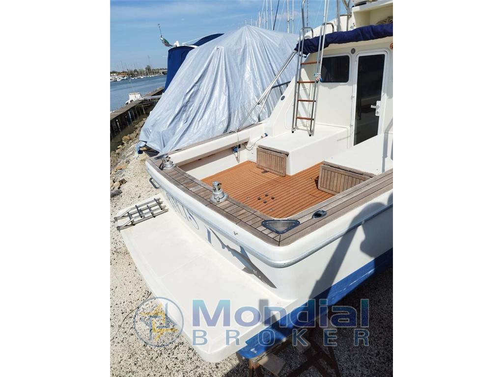 CANTIERI NAVALI DEL TIRRENO CAYMAN 30 FLY