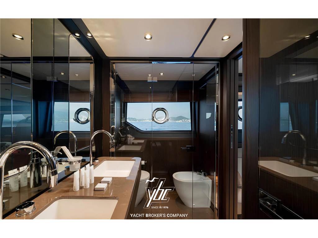 Ferretti Yachts 860