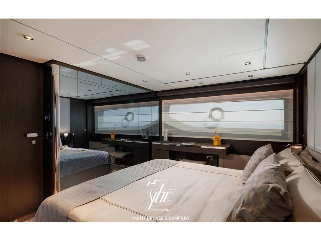 Ferretti Yachts 860