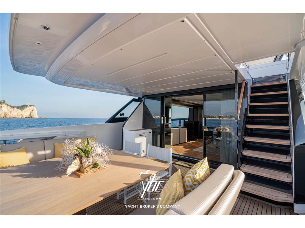 Ferretti Yachts 860
