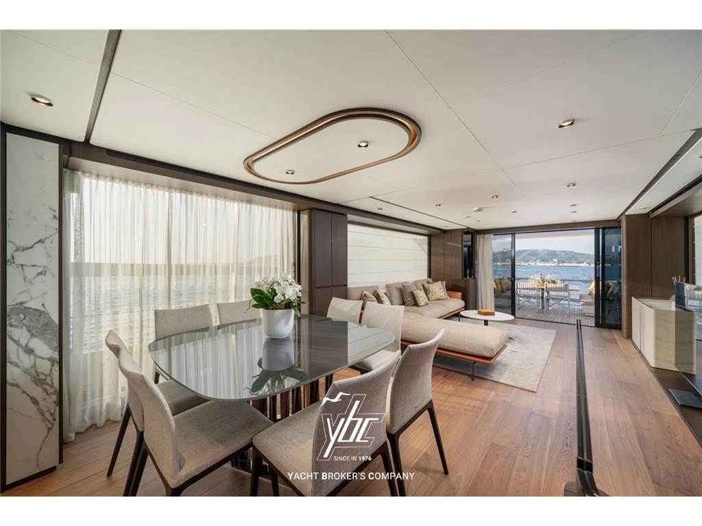 Ferretti Yachts 860