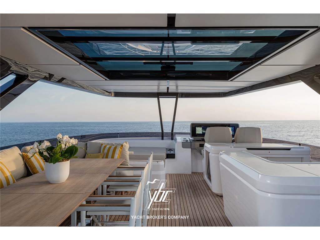 Ferretti Yachts 860