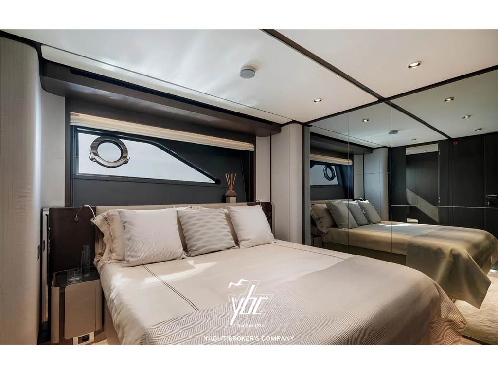 Ferretti Yachts 860