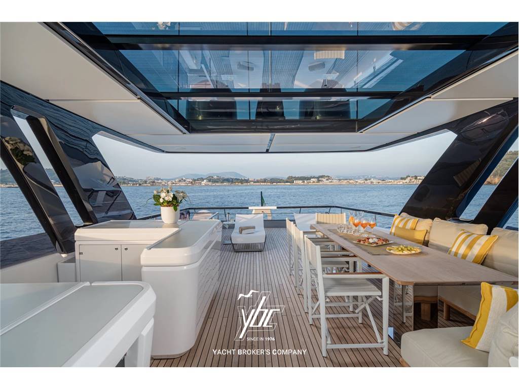 Ferretti Yachts 860