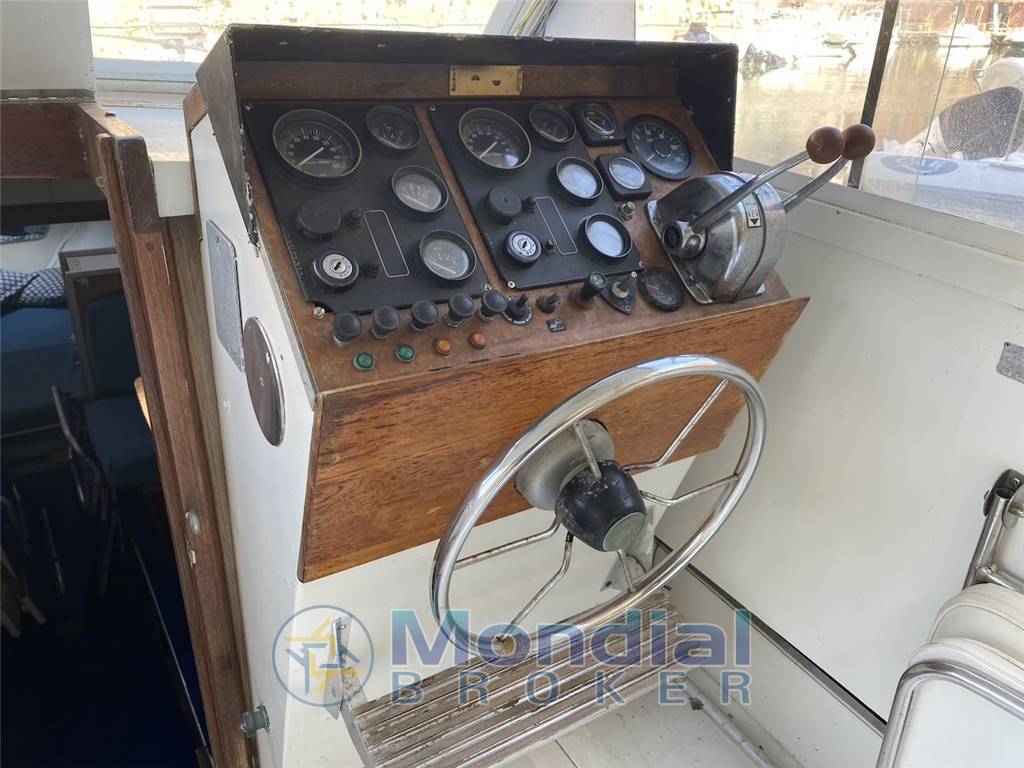 BRUNSWICH BERTRAM 28 SEDAN