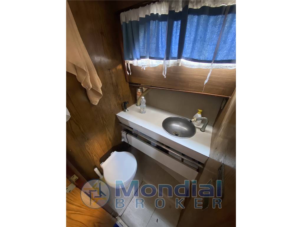 BRUNSWICH BERTRAM 28 SEDAN